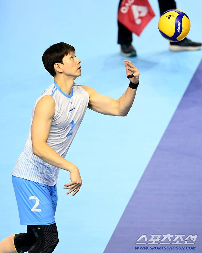 7일 인천계양체육관에서 열린 V리그 남자부 대한항공과 삼성화재의 경기. 대한항공 한선수가 서브를 시도하고 있다. 인천=허상욱 기자wook@sportschosun.com/2025.12.07/