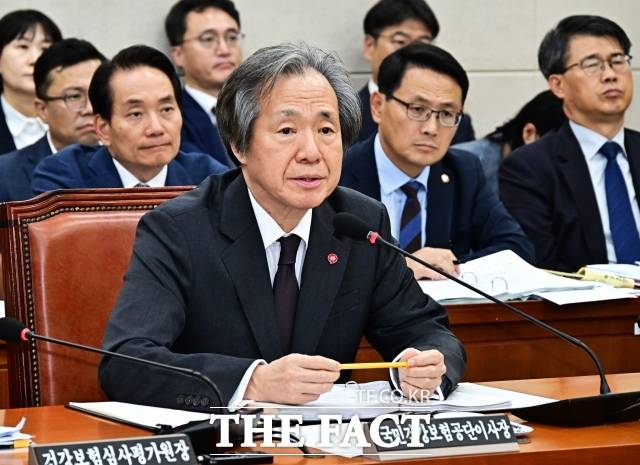 국민건강보험공단은 2025년 부당청구 장기요양기관을 신고한 142명에게 6억6000만원 포상금 지급을 결정했다고 17일 밝혔다. 사진은 정기석 국민건강보험공단 이사장이 지난 10월 17일 오후 서울 여의도 국회 보건복지위원회에서 열린 건강보험공단과 건강보험심사평가원에 대한 국정감사에 출석해 질의에 답변을 하는 모습. /국회=배정한 기자