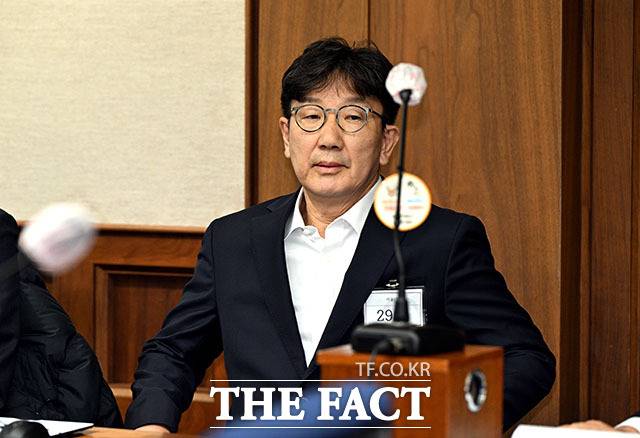 김건희 여사 연루 의혹을 수사하는 민중기 특별검사팀이 정치자금법 위반 혐의를 받는 권성동 국민의힘 의원에게 징역 4년을 선고해달라고 재판부에 요청했다. 권 의원이 지난달 3일 서울 서초동 서울중앙지법에서 통일교로부터 불법 정치자금을 수수한 혐의 사건 1차 공판에 출석하고 있다. /사진공동취재단