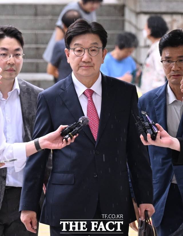 통일교 측으로부터 불법 정치자금을 받은 혐의를 받는 권성동 국민의힘 의원이 지난 9월 서울 서초구 서울중앙지방법원에서 열린 구속영장실질심사에 출석하고 있다./이새롬 기자