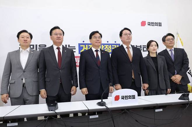 국민의힘 송언석 원내대표(왼쪽 세 번째)와 개혁신당 천하람 원내대표(왼쪽 네 번째)가 17일 국회에서 '통일교 게이트' 특별검사 추진을 위해 만나 기념 촬영하고 있다. 연합뉴스