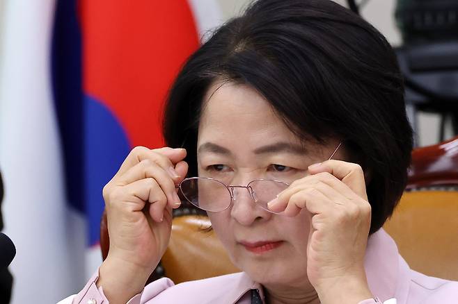 추미애 법사위원장이 10일 국회에서 열린 법제사법위원회 전체회의에서 안경을 고쳐쓰고 있다. /연합뉴스