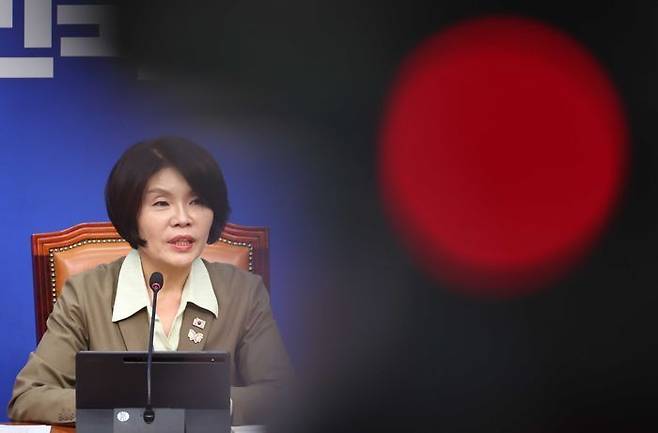 한정애 더불어민주당 정책위의장이 지난 10월 21일 오후 국회에서 주택시장안정화TF 명단발표 및 10·15 대책 설명을 하고 있는 가운데 ENG 카메라에 빨간불이 켜져 있다. ⓒ뉴시스