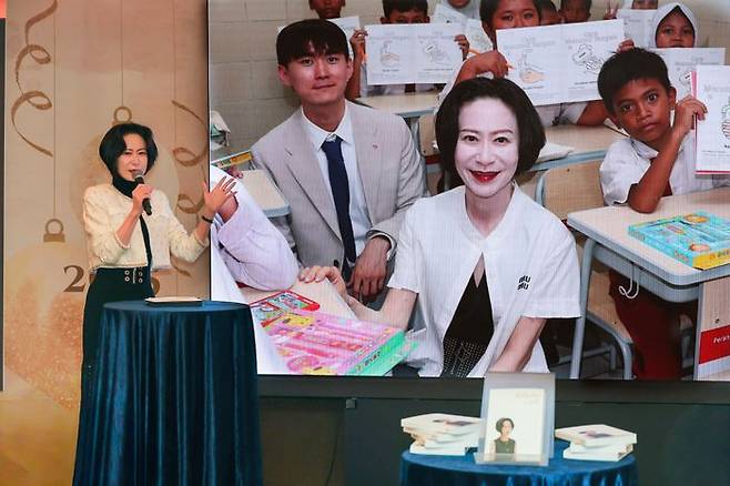 롯데장학재단 장혜선 이사장이 토크쇼를 진행하고 있다.ⓒ롯데재단