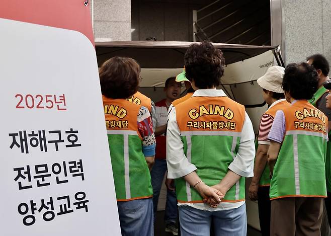 희망브리지가 구리시 자율방재단을 대상으로 대피소 운영 지원에 대한 실습 교육을 진행하고 있다.