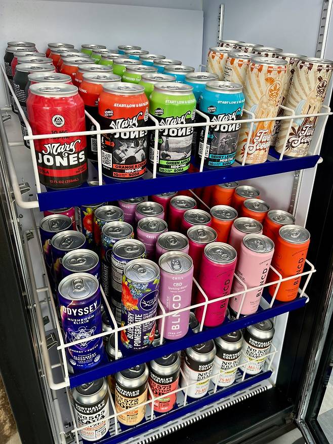올 5월 미국 네브래스카주 링컨의 한 상점에 등장한 대마 함유 음료. 링컨=AP 뉴시스