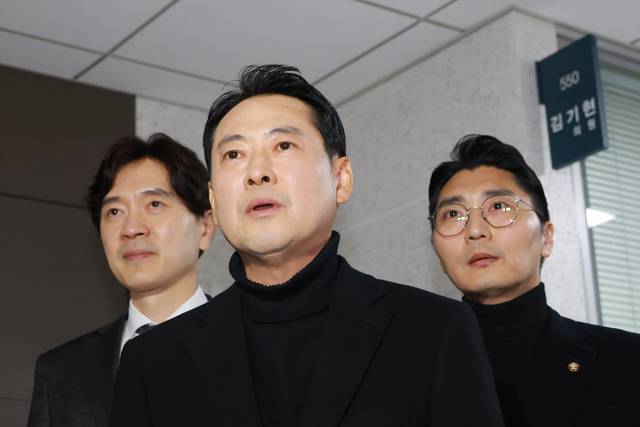 장동혁 국민의힘 대표가 17일 김건희특검팀이 압수수색에 나선 국회의원회관 내 김기현 의원 사무실 방문을 마치고 입장을 밝히고 있다. [연합뉴스]