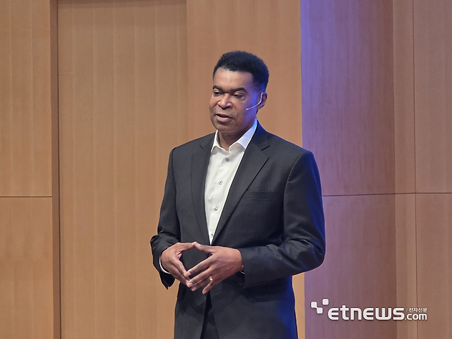 반홀 코닝 한국총괄 사장이 17일 충남아산 코닝정밀소재 사업장에서 기자들에게 건축용 유리 사업에 대해 설명하고 있다. (사진 = 김영호 기자)