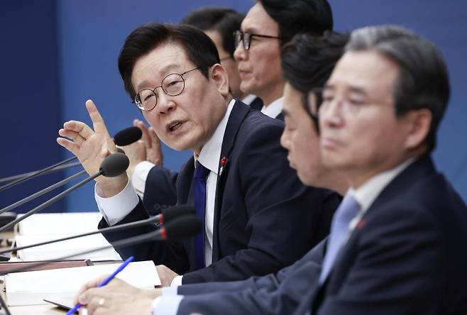 12월 16일 세종시 정부세종컨벤션센터에서 열린 보건복지부(질병관리청)·식품의약품안전처 업무보고에서 이재명 대통령이 발언하고 있다. 이재명 대통령은 탈모 치료 약의 건강보험 적용 가능성 검토를 언급했다. 2025.12.16. photocdj@newsis.com /사진=뉴시스