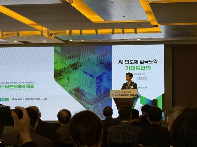 안현 SK하이닉스 사장(한국공학한림원 반도체특별위원회 공동위원장)이 17일 서울 중구 웨스틴조선호텔에서 열린 ‘AI 반도체 강국도약 가이드라인’ 포럼에서 K-반도체 목표에 대해서 이야기하고 있다. 사진=임수빈 기자
