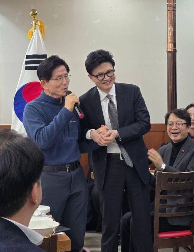 김문수(왼쪽) 전 고용노동부 장관이 17일 서울 관악구의 한 식당에서 한동훈 전 국민의힘 대표와 만나 손을 잡고 있다. 국민의힘 관계자 제공