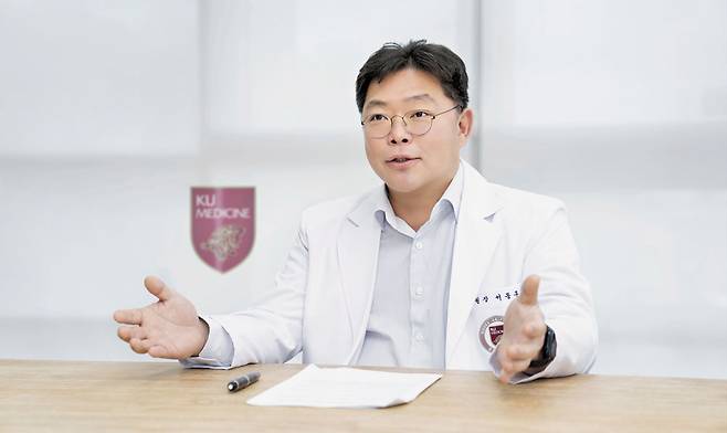 고려대안산병원 서동훈 병원장이 지역 상급종합병원의 발전과 사회 기여 방안에 대해 설명하고 있다. /김지아 헬스조선 객원기자