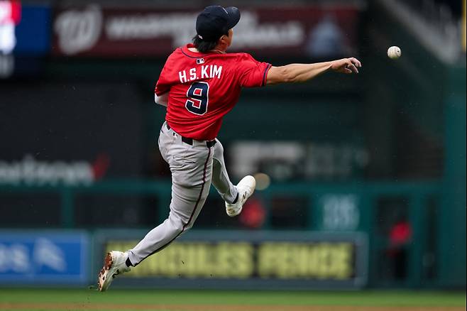 <yonhap photo-1929=""> WASHINGTON, DC - SEPTEMBER 16: Ha-Seong Kim #9 of the Atlanta Braves makes a leaping throw to first base against the Washington Nationals during the seventh inning in game one of a split doubleheader at Nationals Park on September 16, 2025 in Washington, DC. Scott Taetsch/Getty Images/AFP (Photo by Scott Taetsch / GETTY IMAGES NORTH AMERICA / Getty Images via AFP)/2025-09-17 06:09:22/ <저작권자 ⓒ 1980-2025 ㈜연합뉴스. 무단 전재 재배포 금지, AI 학습 및 활용 금지></yonhap>
