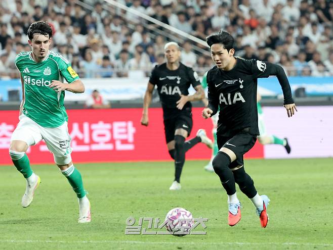 잉글랜드 프리미어리그 토트넘 홋스퍼와 뉴캐슬 유나이티드가 맞붙는 '2025 쿠팡플레이 시리즈' 두번째 경기가 3일 오후 서울 마포구 서울월드컵경기장에서 열려 1대 1 무승부로 마쳤다. 후반 교체출전한 양민혁이 측면 드리블을 하고 있다. 상암=김민규 기자 mgkim1@edaily.co.kr /2025.08.03/