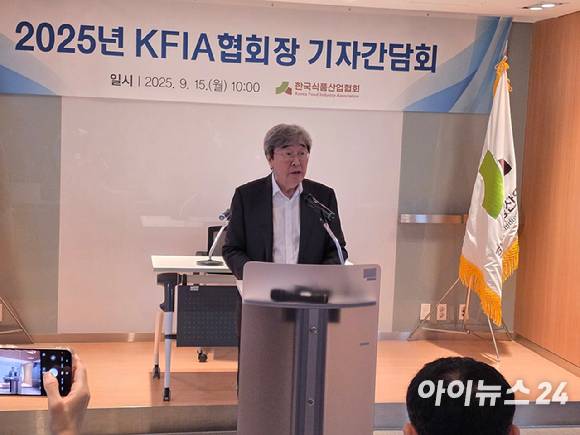 박진선 한국식품산업협회장이 15일 서울 서초구 한국신품산업협회 본관 대교육장에서 열린 취임 기념 간담회에서 발언하고 있다. [사진=전다윗 기자]