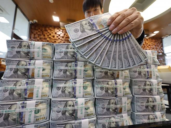 서울 중구 하나은행 위변조대응센터에서 직원이 달러화를 정리하고 있다. 연합뉴스