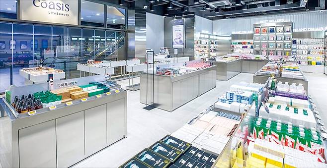 현대홈쇼핑이 업계에선 처음 오프라인 뷰티 편집숍 ‘코아시스’를 지난 10일 선보였다.  현대홈쇼핑 제공