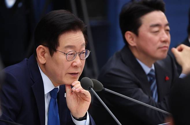 이재명 대통령이 17일 정부세종컨벤션센터에서 열린 산업부·중소벤처기업부·지식재산처 업무보고에서 참석자 발언을 듣고 있다. 오른쪽은 강훈식 비서실장/연합뉴스