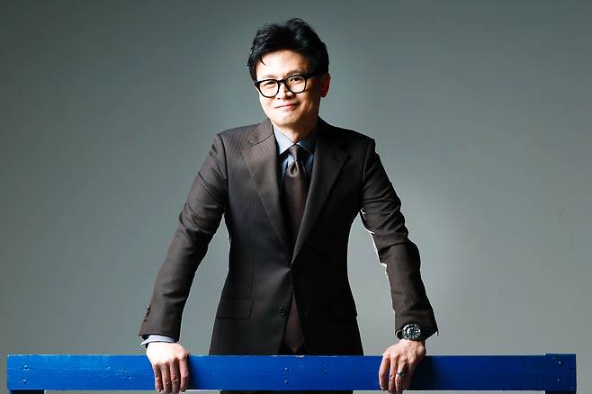 한동훈 전 국민의힘 대표가 지난 11일 서울 중구 경향신문 스튜디오에서 인터뷰에 앞서 포즈를 취했다. “검찰에 있을 때도, 정치를 하면서도 뭔가 고민 지점에 이르면 늘 직업윤리를 기준으로 판단했다”는 그는 “만약 대통령이 된다면 어떤 나라를 만들 것인지에 대해 많이 생각한다”고 말했다.   정지윤 선임기자 color@kyunghyang.com