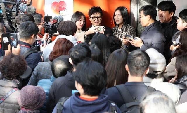 한동훈 전 대표는 “법무부 장관 시절이던 2023년 11월17일 대구에서 공식 일정을 마치고 상경하기 위해 동대구역으로 갔을 때 사진 촬영을 요청하는 시민들이 몰리면서 기차 시간을 계속 연기하다가 결국 4시간 뒤에야 탔다”며 “그때 내가 직업정치를 할 수도 있겠다고 생각했다”고 말했다. 사진은 그날 한동훈 법무부 장관이  대구 수성구 스마일센터 방문 중 시민들의 요청으로 셀카를 찍는 장면. / 연합뉴스