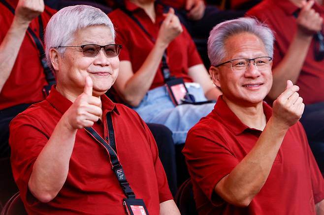 C.C. Wei, CEO of TSMC, left, and Jensen Huang, CEO of Nvidia, pose for photos at TSMC’s annual sports day in Hsinchu, Taiwan, Nov. 8. [REUTERS/YONHAP]