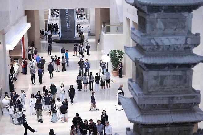 Visitors crowd the main entrance hall of the National Museum of Korea in Yongsan District, central Seoul, on Oct. 17. [YONHAP]