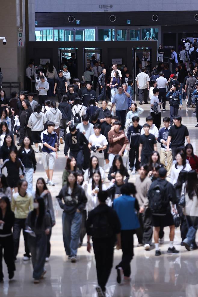 Visitors crowd the main entrance hall of the National Museum of Korea in Yongsan District, central Seoul, on Oct. 17. [YONHAP]