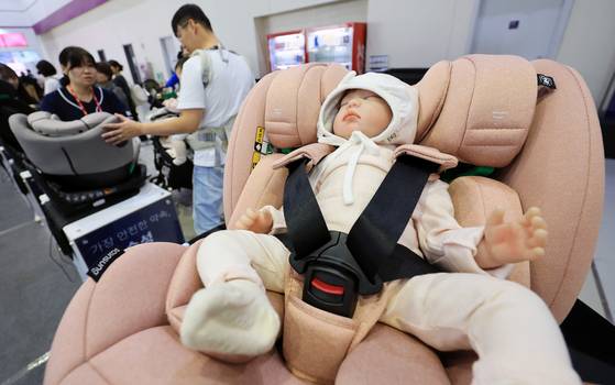 Visitors look at child safety seats at COEX in Gangnam District, southern Seoul, on Nov. 6. [NEWS1]