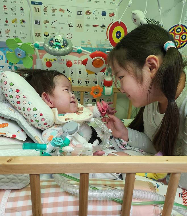 Park Seo-rin plays with her with her older sister at the family's home [SEOUL ASAN MEDICAL CENTER]