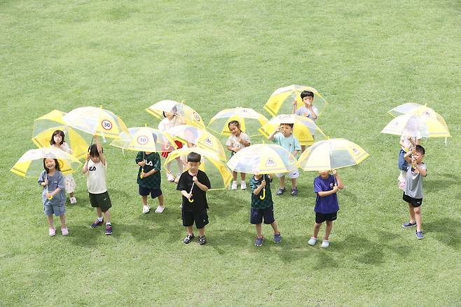 Children are seen during a field trip at a park in Gangdong District, eastern Seoul, on July 21. [YONHAP]