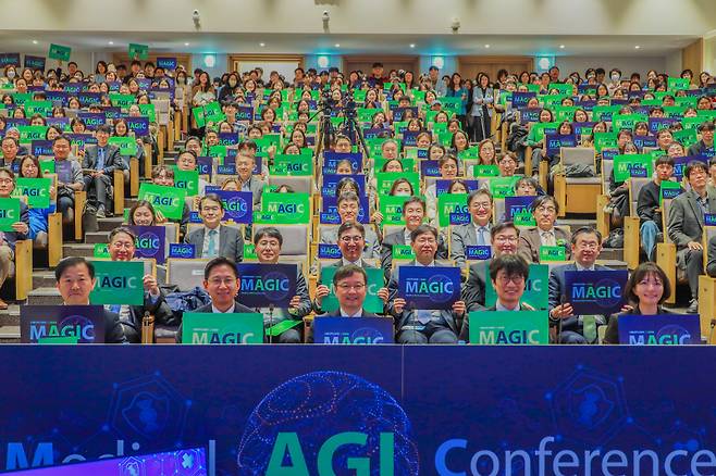 서울대학교병원과 네이버는 지난 11월28일 국내 최초 의료 LLM인 ‘K메드 AI’를 개발했다고 발표했다. 서울대학교병원 제공