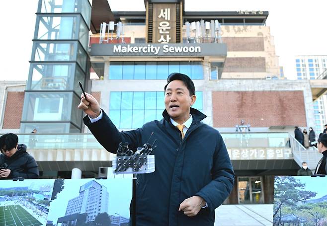 오세훈 시장이 지난 4일 세운상가에서 진행된 주민간담회 이후 질의에 답변하고 있다. 서울시 제공&nbsp;&nbsp;