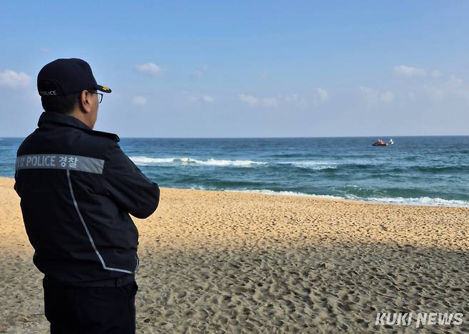 16일 강릉 경포해변 앞 바다에 빠진 80대 남성에 대해 강릉해경이 관련기관들과 함께 17일, 이틀째 수색작업을 진행하고 있으나 아직 실종된 A씨를 찾지 못하고 있다. 박홍식 강릉해양경찰서장이 수색현장을 점검하고 있다. 강릉해경 제공