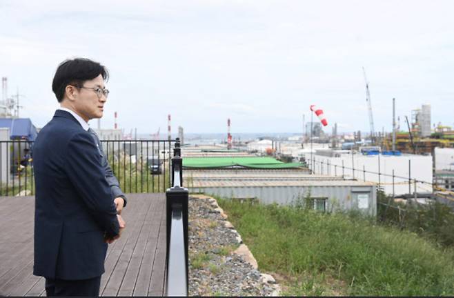 김정관 산업통상부 장관이 지난 9월19일 울산 남구 석유화학산업단지 내 에쓰오일 샤힌 프로젝트 건설 현장을 둘러보고 있다. 산업통상부 제공