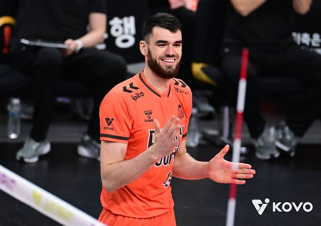 디미타르 디미트로프가 17일 오후 7시 부산 강서체육관에서 열린 우리카드와 진에어 2025-2026 V리그 남자부 3라운드 경기에서 득점한 뒤 기뻐하고 있다. 한국배구연맹 제공