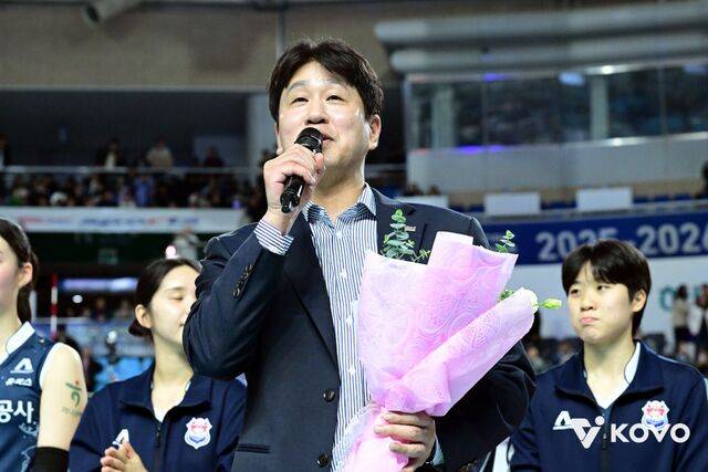 김종민 한국도로공사 감독이 지난 14일 경북 김천체육관에서 열린 2025-2026 V리그 여자부 IBK기업은행전에서 승리를 거둔 뒤 꽃다발을 들고 관중들에게 소감을 전하고 있다. 김 감독은 이날 승리로 통산 158승을 거두며  여자부 최다승 사령탑에 올랐다. 한국배구연맹 제공