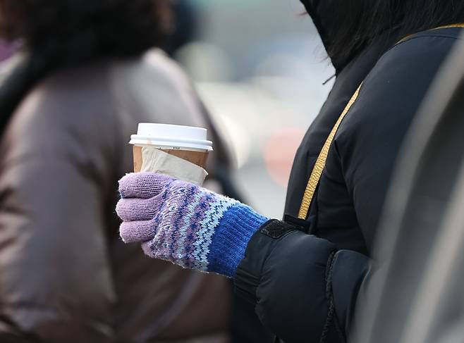 서울 종로구 광화문 세종대로사거리에서 출근길 시민들이 발걸음을 옮기고 있다. 2025.11.26  [사진=연합뉴스]