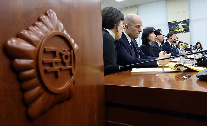 17일 서울 여의도 국회 과학기술정보방송통신위원회에서 열린 쿠팡 침해사고 관련 청문회에 출석한 해롤드 로저스 쿠팡 대표이사가 의원들 질의를 받고 있다. [연합뉴스]