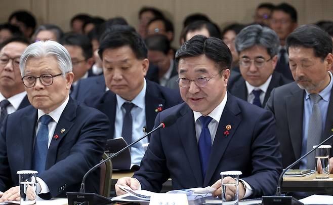 윤호중 행정안전부 장관이 17일 정부세종컨벤션센터에서 이재명 대통령에게 업무보고를 하고 있다. 2025.12.17 대통령실사진기자단   김호영기자