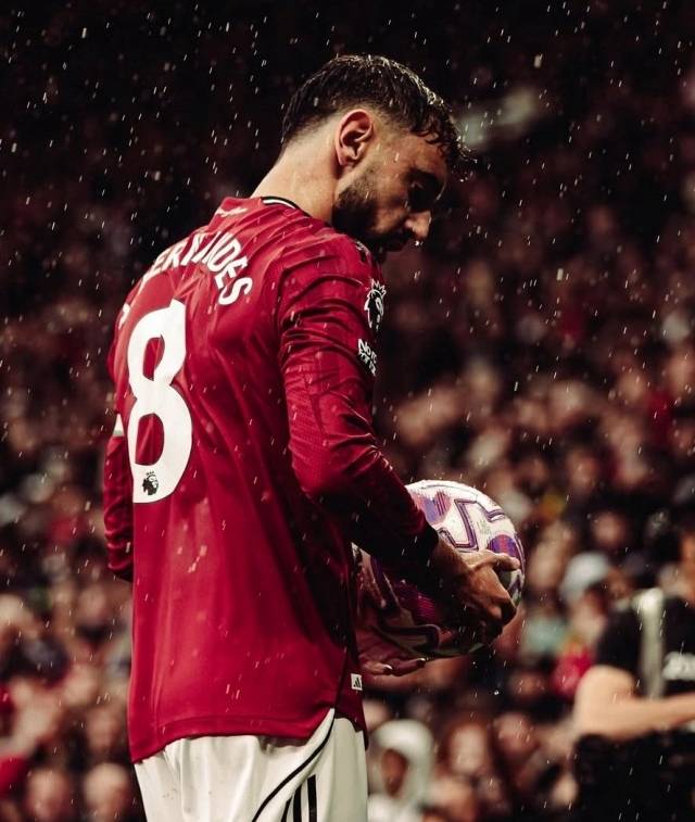 ‘BBC’는 “페르난데스의 이번 인터뷰는 몇 주 전에 진행됐으며 현재 맨유는 그를 매각하거나 떠나는 걸 원하지 않는다. 그리고 장기적인 계획에서 핵심 전력으로 평가하고 있다”고 설명했다. 사진=X