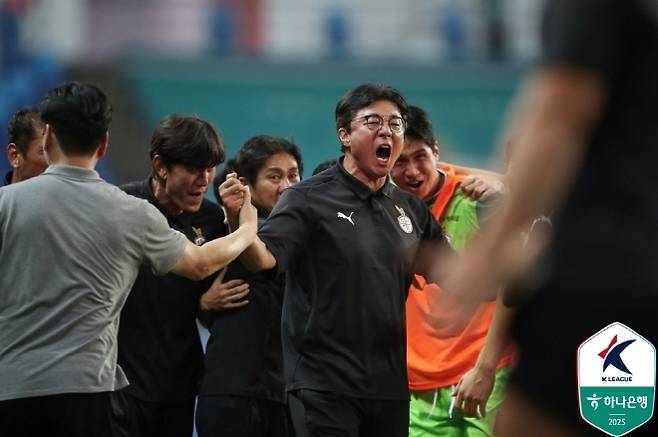 기뻐하는 대전하나시티즌 황선홍 감독. 사진=한국프로축구연맹