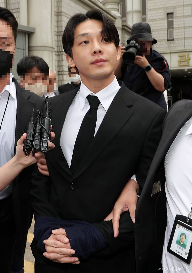 배우 유아인(본명 엄홍식)이 24일 서울 서초구 중앙지방법원에서 진행된 구속전피의자심문(영장실질심사)을 마친 뒤 호송차량으로 향하고 있다. 2023.05.24