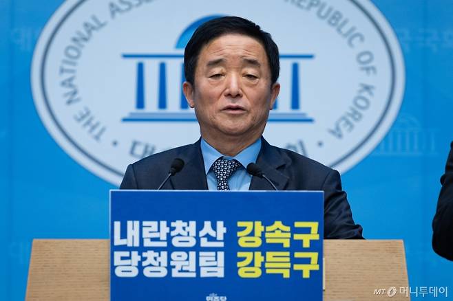 (서울=뉴스1) 유승관 기자 = 강득구 더불어민주당 의원이 15일 서울 여의도 국회 소통관에서 기자회견을 열고 최고위원 출마를 선언하고 있다. 2025.12.15/뉴스1  Copyright (C) 뉴스1. All rights reserved. 무단 전재 및 재배포,  AI학습 이용 금지. /사진=(서울=뉴스1) 유승관 기자