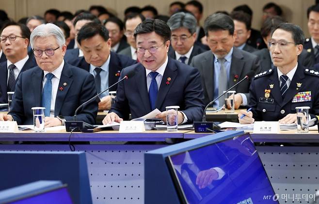 [세종=뉴시스] 최동준 기자 = 윤호중 행정안전부 장관이 17일 세종시 정부세종컨벤션센터에서 이재명 대통령에게 행정안전부(경찰청, 소방청) 업무보고를 하고 있다. (대통령실통신사진기자단) 2025.12.17. photocdj@newsis.com /사진=