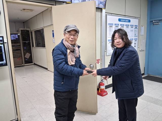 지난 6일 서울대공원역에서 안해진(오른쪽) 역무원이 필자에게 지갑을 건네고 있다.