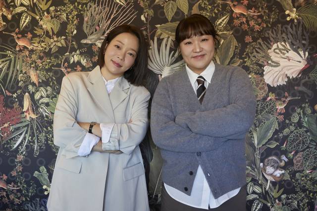 쿠팡플레이 웹예능 ‘자매다방’의 정이랑(왼쪽)과 이수지. 쿠팡플레이 제공