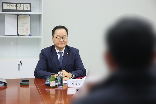 정구창 성평등가족부차관이 16일 오후 정부서울청사에서 열린 양육비 선지급제 현장소통 간담회에서 양육비이행지원서비스 이용자들의 의견을 청취하고 있다. [성평등가족부 제공]