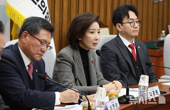 [서울=뉴시스] 조성봉 기자 = 나경원 국민의힘 지방선거총괄기획단위원장이 15일 오후 서울 여의도 국회에서 열린 지방선거총괄기획단 -전국청년지방의원협의회 연석회의에서  발언을 하고 있다. 2025.12.15. suncho21@newsis.com