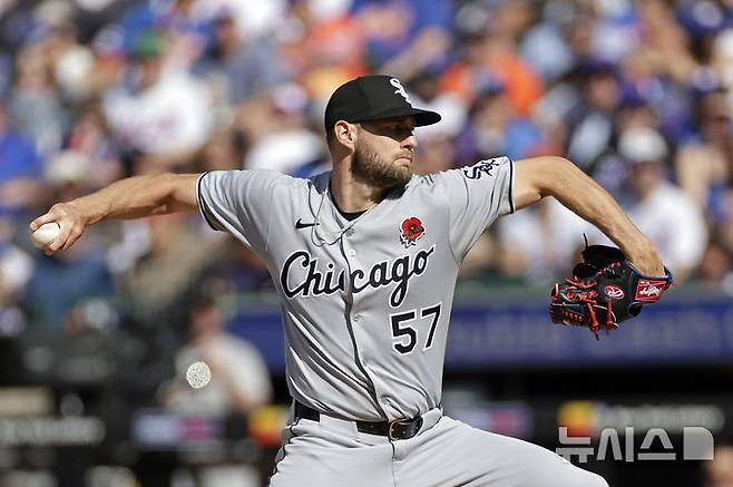 [뉴욕=AP/뉴시스] 메이저리그 시카고 화이트삭스 애드리언 하우저가 27일(한국 시간) 미국 뉴욕 시티필드에서 열린 뉴욕 메츠와의 2025 MLB 경기 1회 공을 던지고 있다. 2025.05.27.