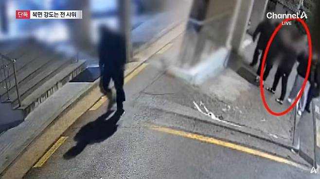 [뉴시스] CCTV 속 복면강도의 모습. (사진='채널A' 캡처) *재판매 및 DB금지 *재판매 및 DB 금지